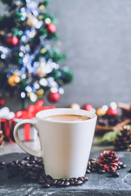 tazza di caffè caldo con decorazioni natalizie