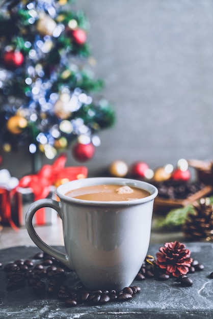 tazza di caffè caldo con decorazioni natalizie