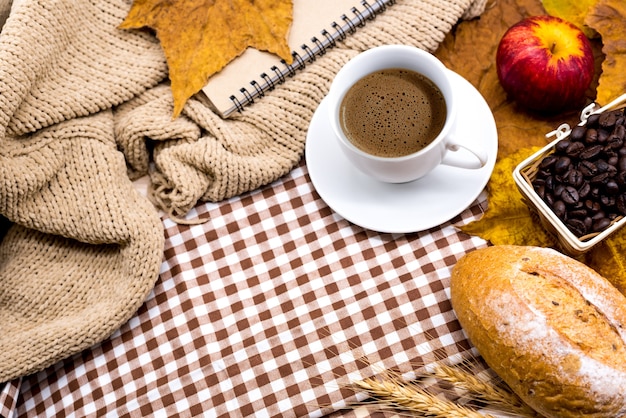 Tazza di caffè caldo con pane tostato per bevanda calda stagione autunnale. Cornucopia del raccolto autunnale. Copia spazio su uno sfondo di legno.