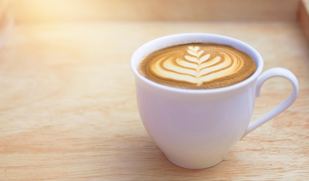 Tazza di caffè caldo del latte nel fondo di legno