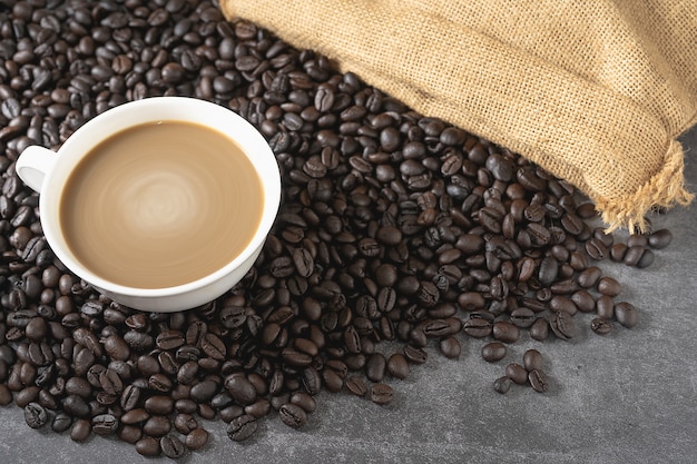 Tazza di caffè caldo e chicchi di caffè