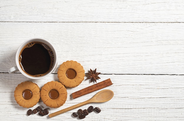 Tazza di caffè caldo e gustoso biscotto sul tavolo