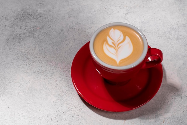 Tazza di caffè caldo latte sul tavolo bianco