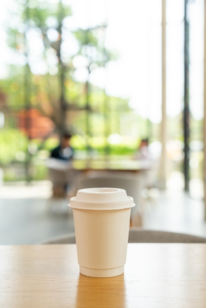 tazza di caffè caldo nel ristorante caffetteria