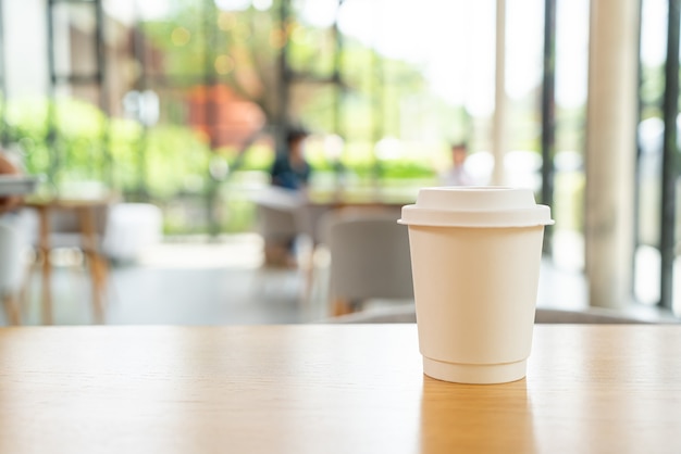 tazza di caffè caldo nella caffetteria