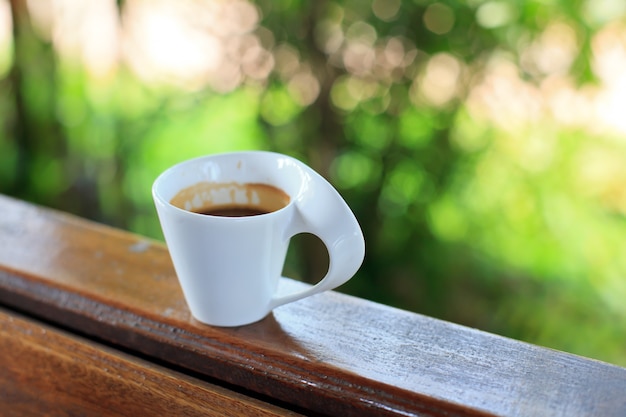 Tazza di caffè caldo nella caffetteria.