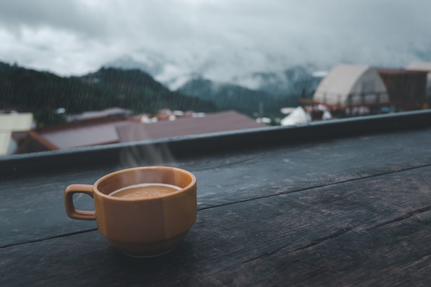 Tazza di caffè caldo nella natura