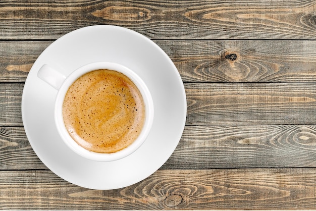 Tazza di caffè caldo su fondo di legno