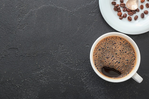 Tazza di caffè caldo su grigio