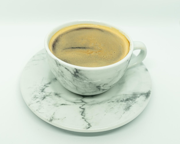 Tazza di caffè caldo, su sfondo bianco.