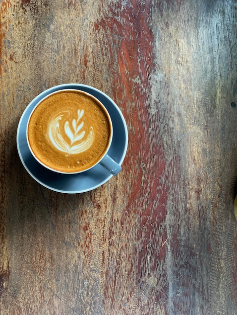 tazza di caffè caldo su tavola di legno, latte art