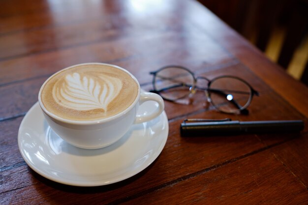 Tazza di caffè caldo sul tavolo al mattino, tempo di relax, caffè latte