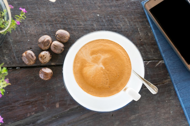 Tazza di caffè caldo sul tavolo di legno