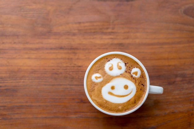 Tazza di caffè caldo sul tavolo di legno