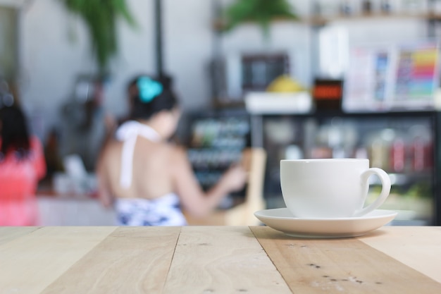 Tazza di caffè caldo sul tavolo di legno