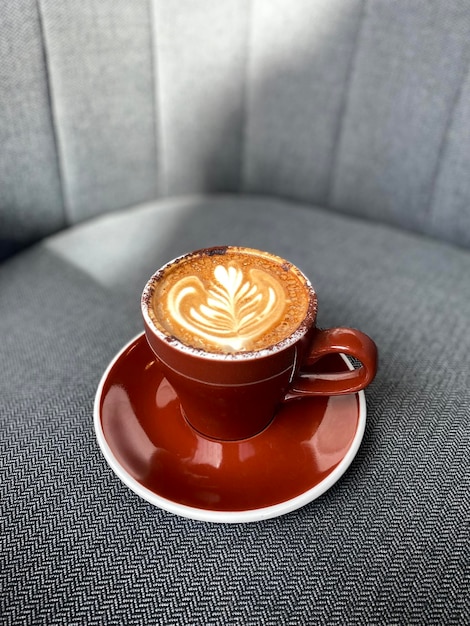 Tazza di caffè caldo sul tavolo nella caffetteria