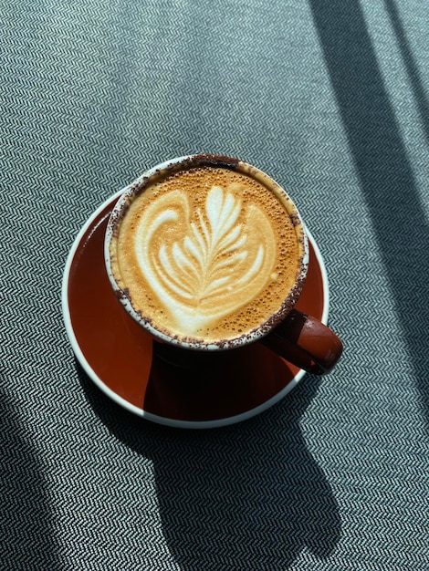 Tazza di caffè caldo sul tavolo nella caffetteria