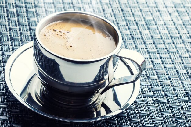 Tazza di caffè caldo sul tavolo.