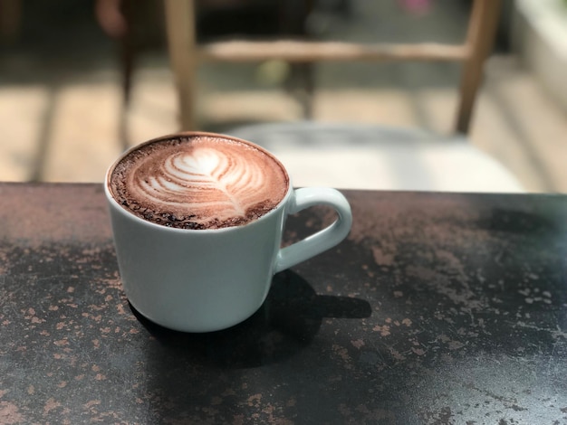 tazza di caffè caldo sul tavolo