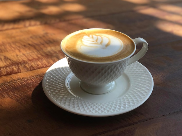 tazza di caffè caldo sul tavolo