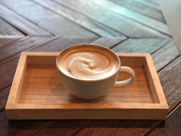 tazza di caffè caldo sul tavolo