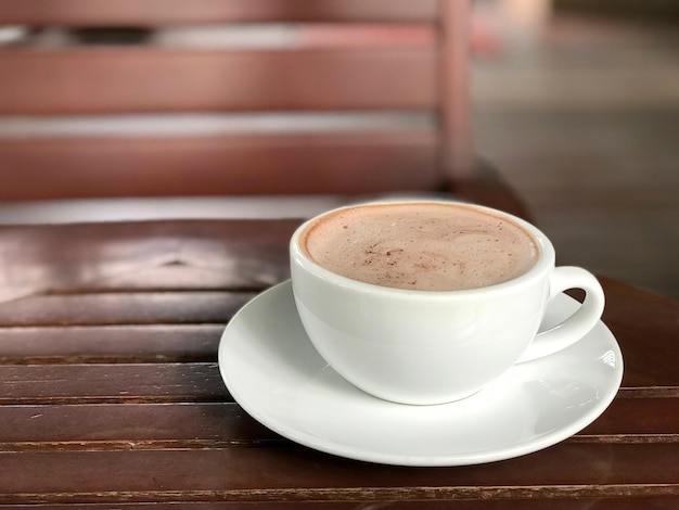 tazza di caffè caldo sul tavolo