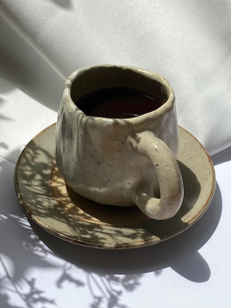 tazza di caffè caldo sul tavolo