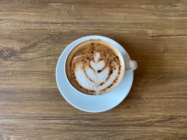 tazza di caffè caldo sul tavolo