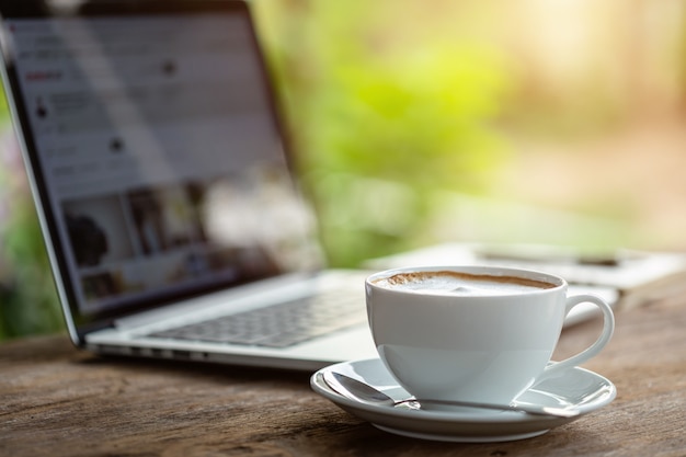 Tazza di caffè ceramica bianca sulla tavola o sul contatore di legno