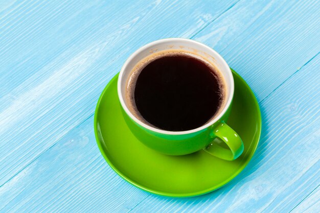 Tazza di caffè colorata luminosa su una vista del piano d'appoggio