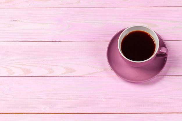 Tazza di caffè colorata luminosa su una vista del piano d'appoggio