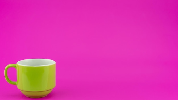 Tazza di caffè colorata su sfondo di carta colorata Un sacco di tazze per caffè e tè in caffetteria Concetto di sfondo di cibi e bevande