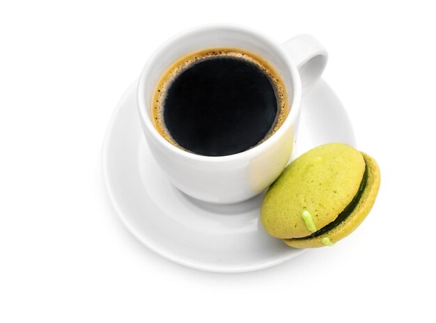 Tazza di caffè con amaretto verde su bianco Vista dall'alto