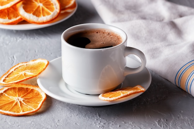 Tazza di caffè con arance secche