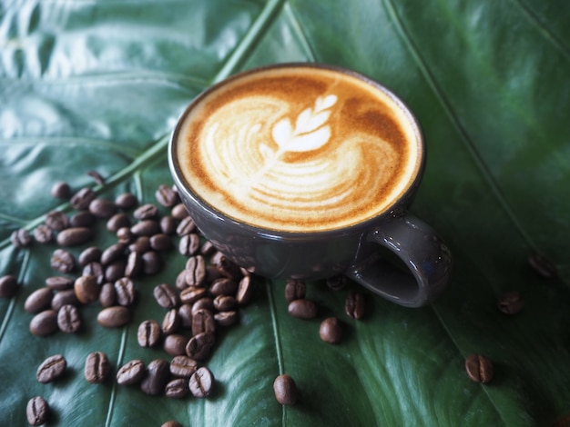 Tazza di caffè con bella Latte art. Tazza da caffè con latte art sul tavolo di legno.