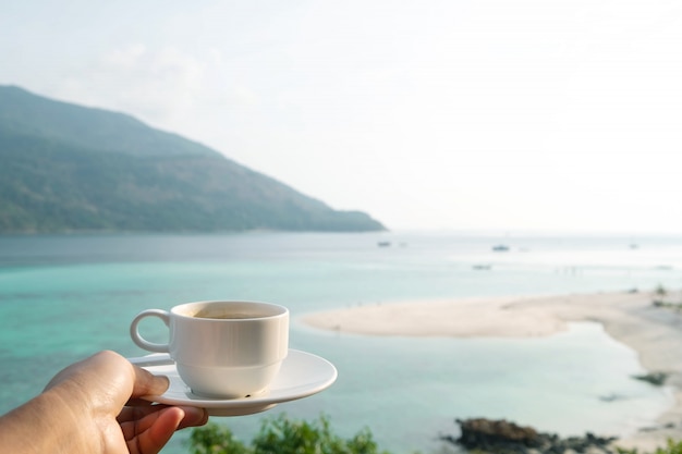 Tazza di caffè con bellissima spiaggia in estate. Viaggi di concetto, vacanze e vacanze. Paesaggio della natura all'isola di Lipe in Tailandia