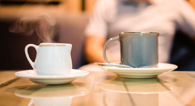 Tazza di caffè con bevanda calda al latte al tavolo di un ristorante o di una caffetteria