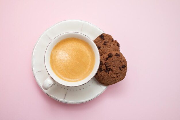 tazza di caffè con biscotti al cioccolato con gocce di cioccolato su carta gialla