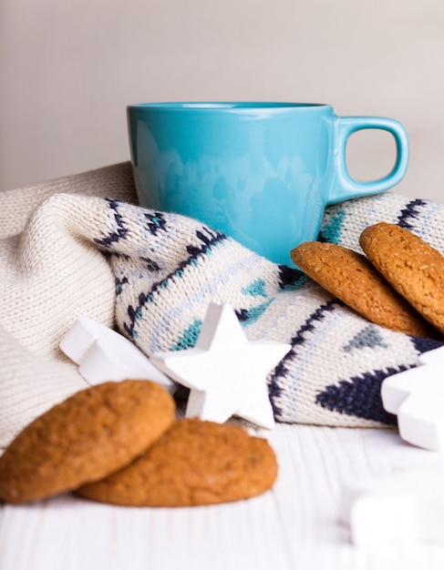 Tazza di caffè con biscotti d'avena e decorazioni natalizie