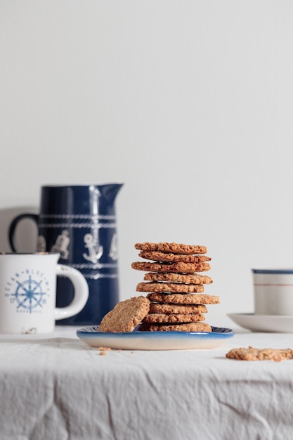 Tazza di caffè con biscotti in stile nautico