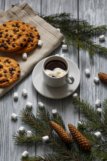 Tazza di caffè con biscotti, pigne, cibo, marshmallow