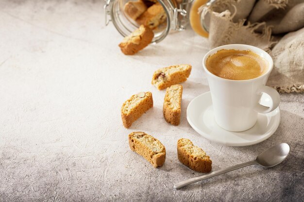 Tazza di caffè con biscotti