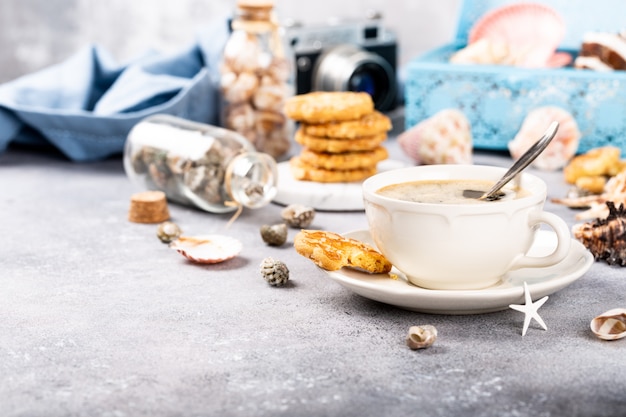 Tazza di caffè con biscotti