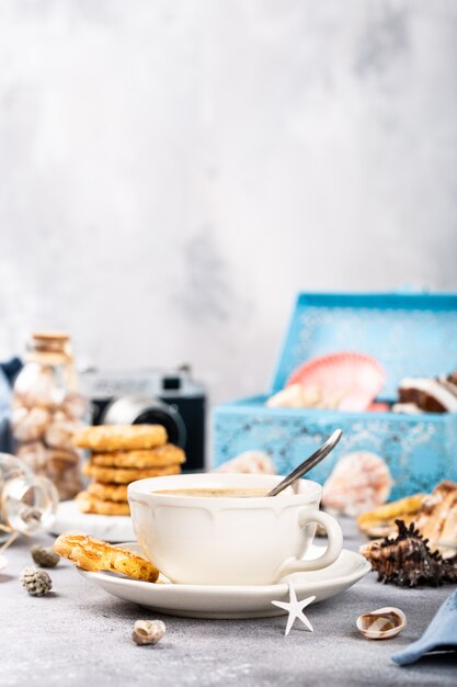 Tazza di caffè con biscotti