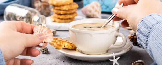 Tazza di caffè con biscotti