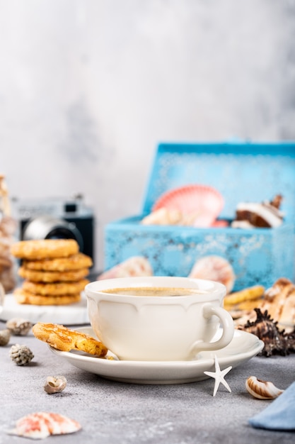 Tazza di caffè con biscotti