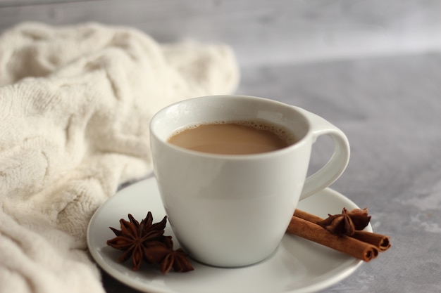 Tazza di caffè con cannella e anice stellato