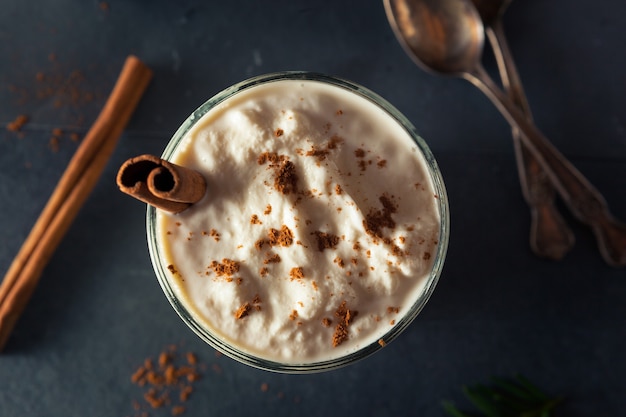 tazza di caffè con cannella