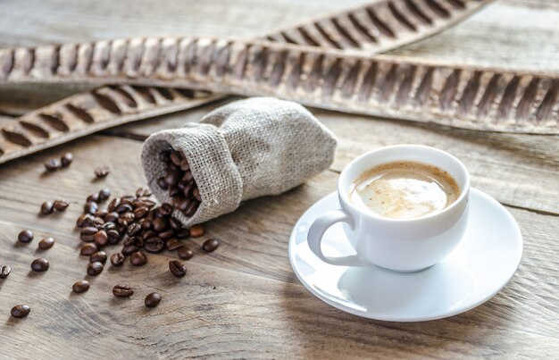 Tazza di caffè con chicchi di caffè