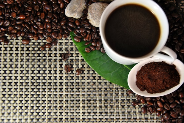 Tazza di caffè con chicchi di caffè